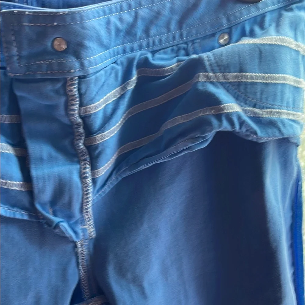 Chico's So Slimming Jeans –‎ Size 2.5  Flattering Tummy Control Denim